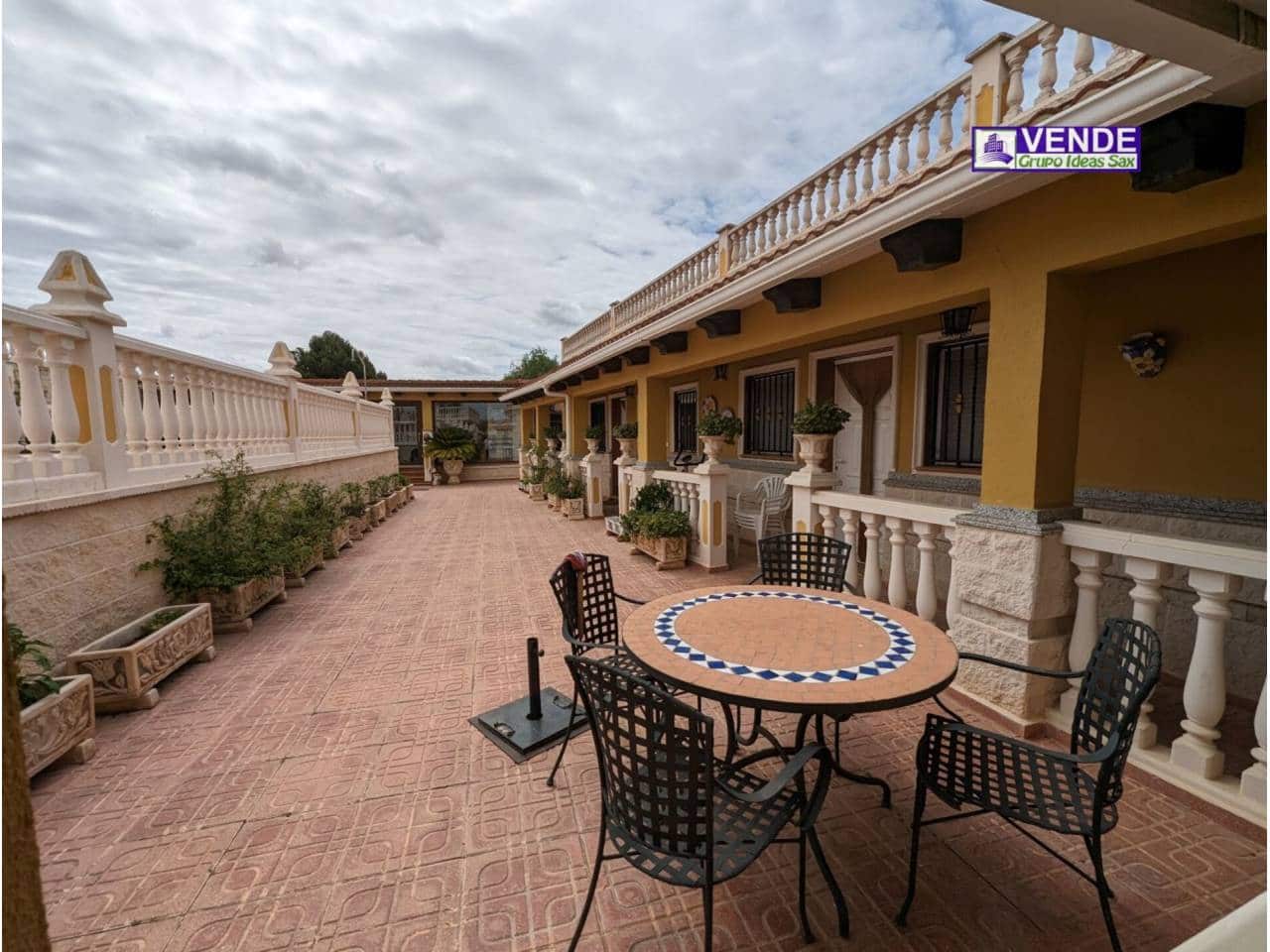 5 soveværelse Villa til salg i Sax med swimmingpool garage - € 298.000 (Ref: 3905451)