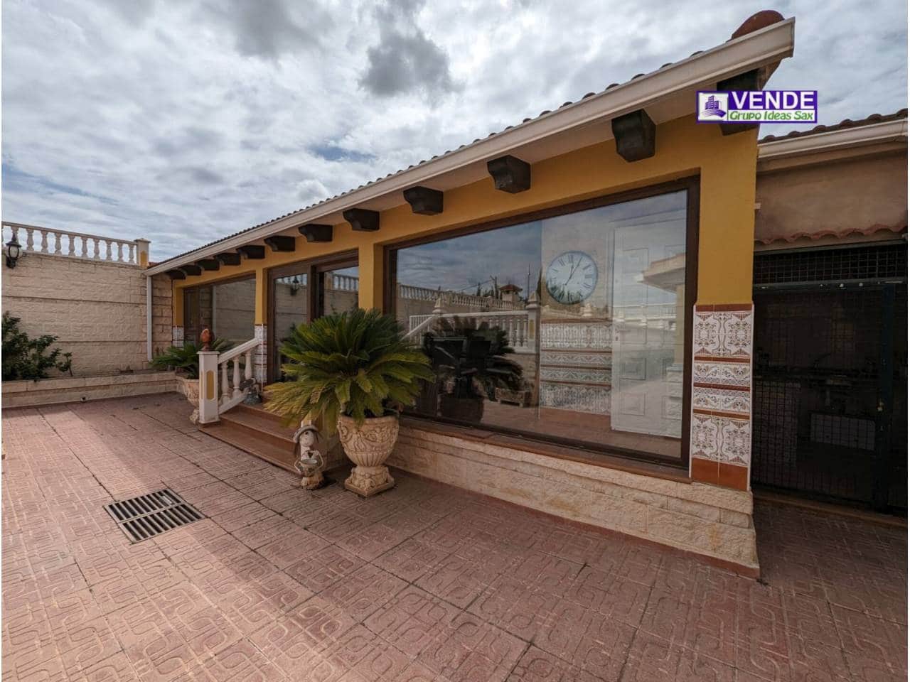 5 soveværelse Villa til salg i Sax med swimmingpool garage - € 298.000 (Ref: 3905451)