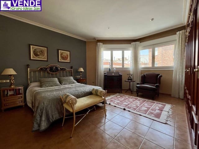 4 soverom Villa til salgs i Sax med svømmebasseng garasje - € 415 000 (Ref: 4038977)