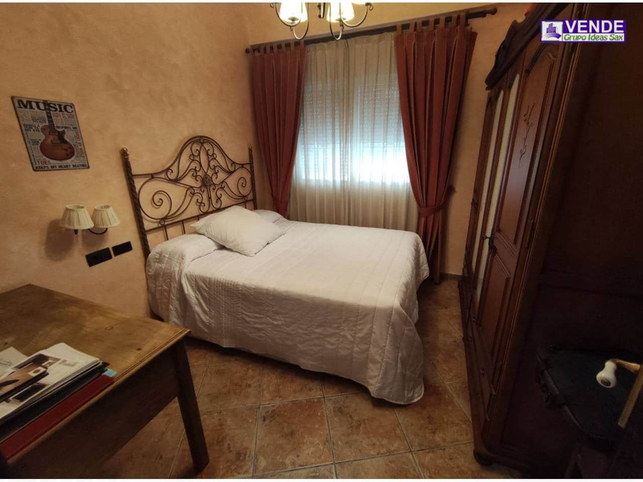 5 sypialnia Willa na sprzedaż w Sax z garażem - 449 000 € (Ref: 7071017)