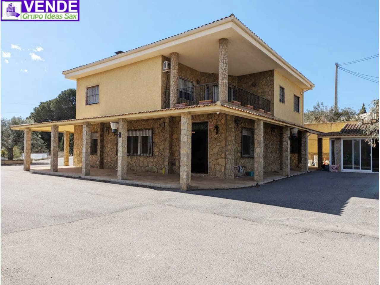 4 bedroom Villa for sale in Sax with pool garage - € 365,000 (Ref: 8243593)