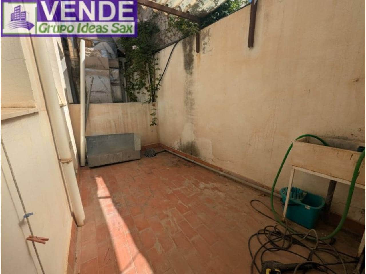 Bedrift til salgs i Sax med garasje - € 260 000 (Ref: 9394404)