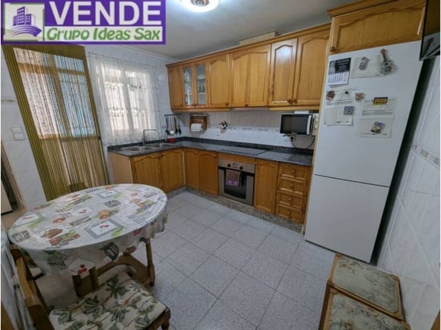 4 slaapkamer Rijtjeshuis te koop in Onil met garage - € 148.000 (Ref: 9945012)