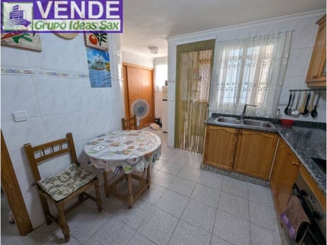 4 slaapkamer Rijtjeshuis te koop in Onil met garage - € 148.000 (Ref: 9945012)