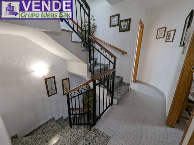 4 slaapkamer Rijtjeshuis te koop in Onil met garage - € 148.000 (Ref: 9945012)