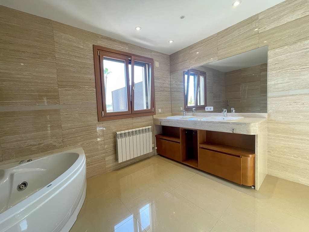 4 soverom Villa til salgs i Santa Ponsa med svømmebasseng garasje - € 2 800 000 (Ref: 7404388)