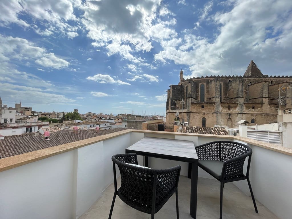 2 bedroom Apartment for sale in Palma de Mallorca - € 2,600,000 (Ref: 9360487)