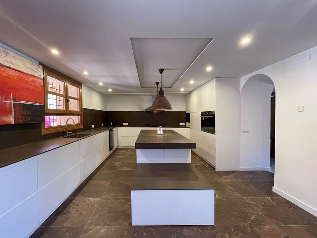5 bedroom Villa for sale in Santa Eugenia with pool garage - € 3,900,000 (Ref: 9918901)