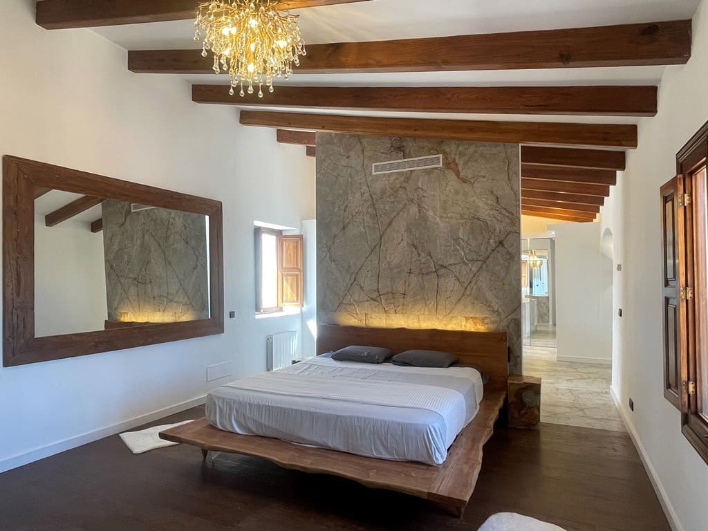 5 bedroom Villa for sale in Santa Eugenia with pool garage - € 3,900,000 (Ref: 9918901)