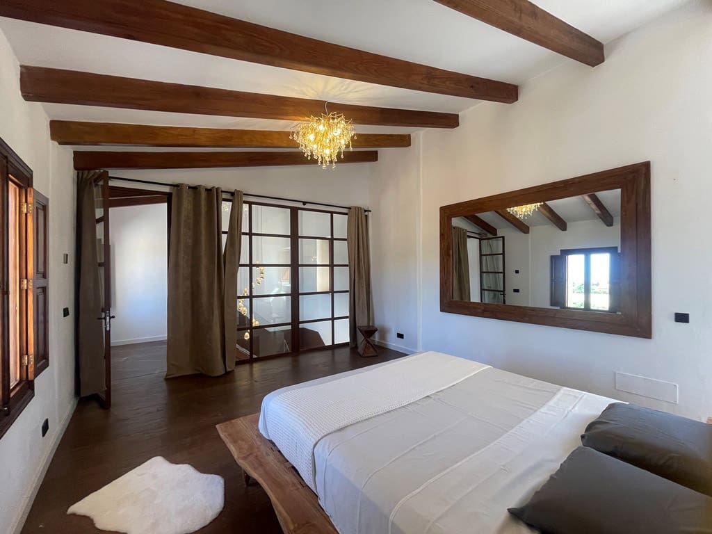 5 bedroom Villa for sale in Santa Eugenia with pool garage - € 3,900,000 (Ref: 9918901)