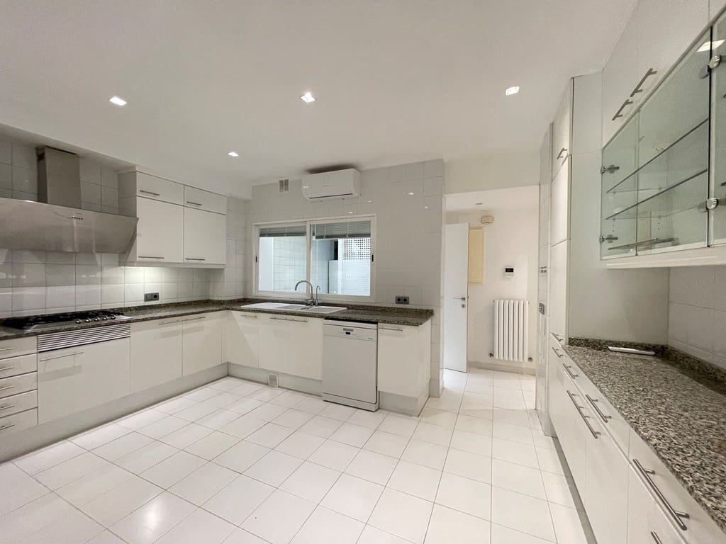 4 bedroom Apartment for rent in Palma de Mallorca with garage - € 4,000 (Ref: 9946740)