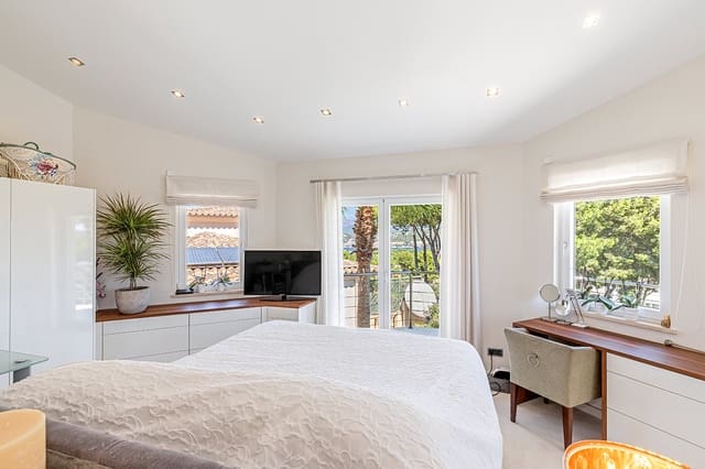 4 bedroom Villa for sale in Santa Ponsa, Calvià with pool - € 3,950,000 (Ref: 7080830)