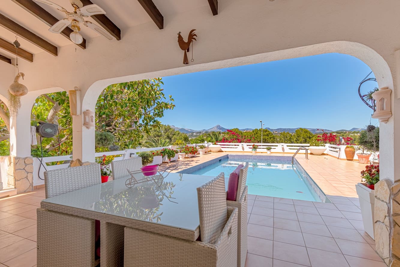 4 bedroom Villa for sale in Santa Ponsa with pool - € 1,790,000 (Ref: 8300609)