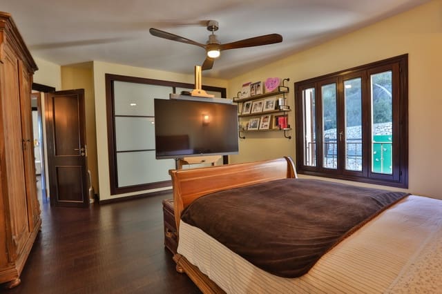 Chalet de 4 habitaciones en Calvià en venta con piscina garaje - 2.099.000 € (Ref: 8840305)