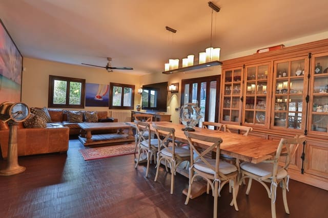 Chalet de 4 habitaciones en Calvià en venta con piscina garaje - 2.099.000 € (Ref: 8840305)