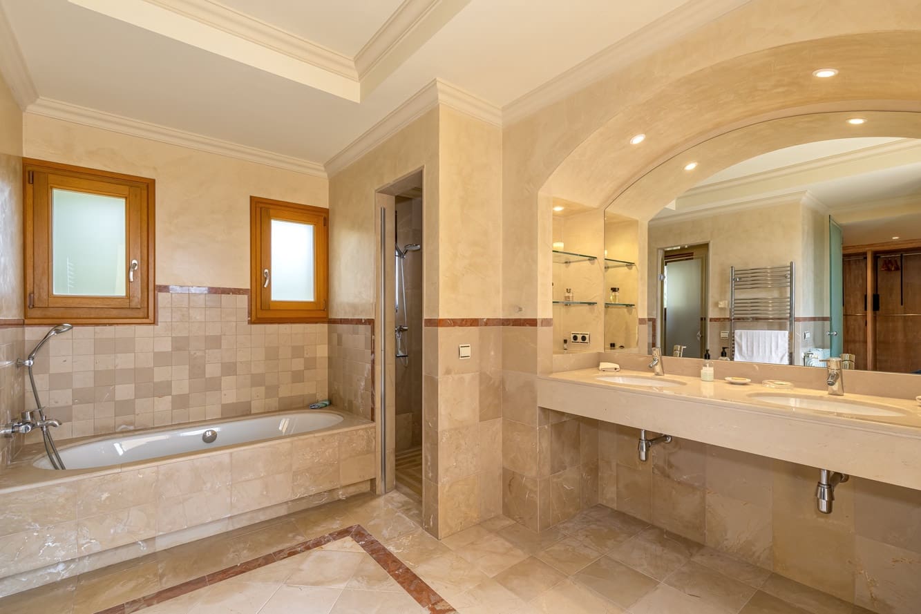 4 bedroom Villa for sale in Santa Ponsa with pool - € 3,200,000 (Ref: 8914406)