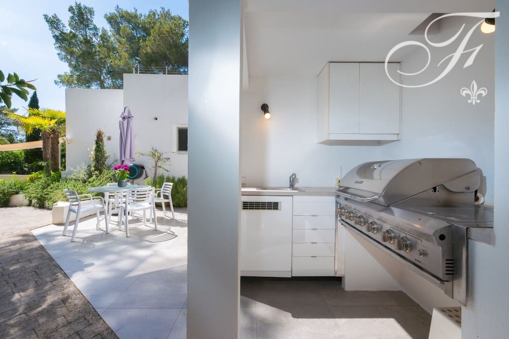 3 bedroom Finca/Country House for sale in Santa Gertrudis de Fruitera with pool - € 1,375,000 (Ref: 9843862)