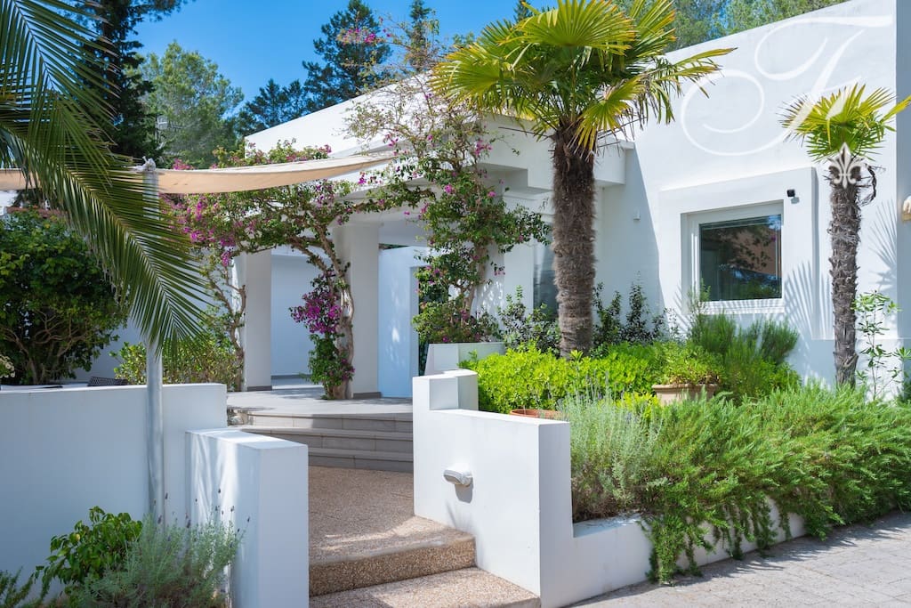 3 bedroom Finca/Country House for sale in Santa Gertrudis de Fruitera with pool - € 1,375,000 (Ref: 9843862)