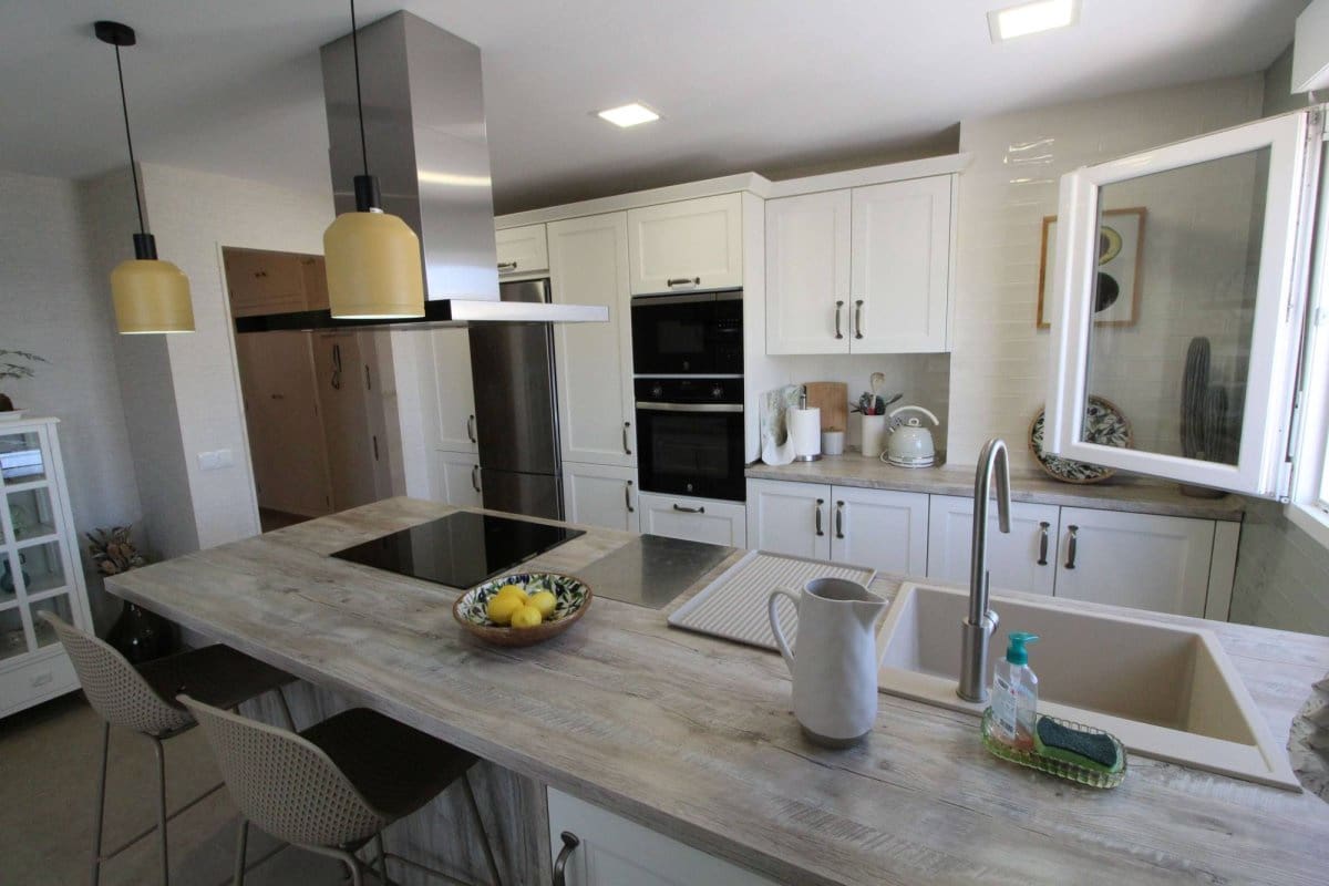 4 bedroom Apartment for sale in Arenales del Sol with pool - € 389,000 (Ref: 9911775)