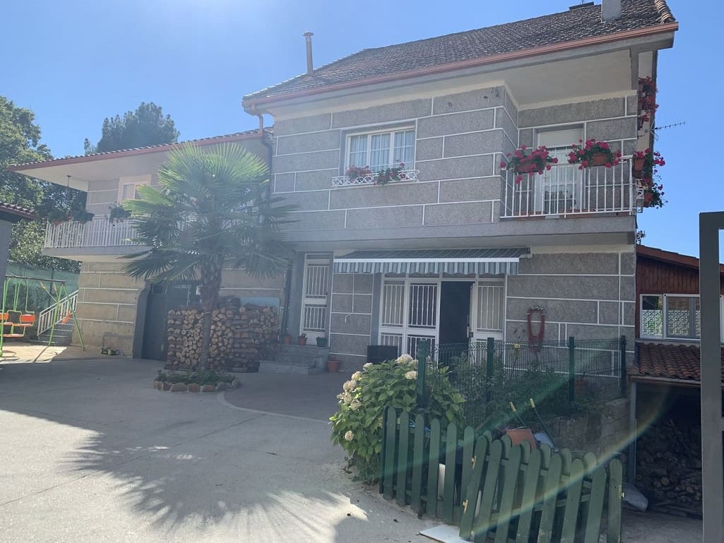 8 bedroom Finca/Country House for sale in Banos de Molgas - € 280,000 (Ref: 6545732)