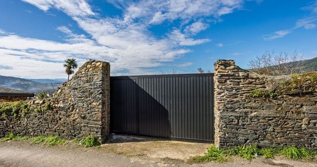 5 makuuhuone Maalaistalo myytävänä paikassa A Rúa - 150 000 € (Ref: 9016437)