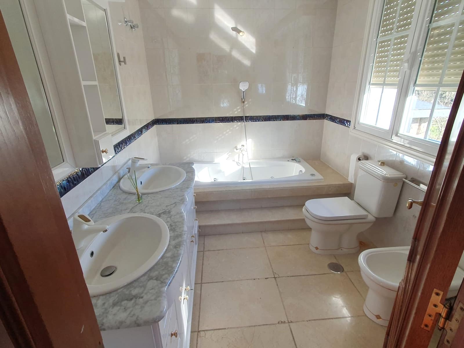 5 soveværelse Finca/Landehus til salg i Barbadas med swimmingpool garage - € 460.000 (Ref: 9112970)