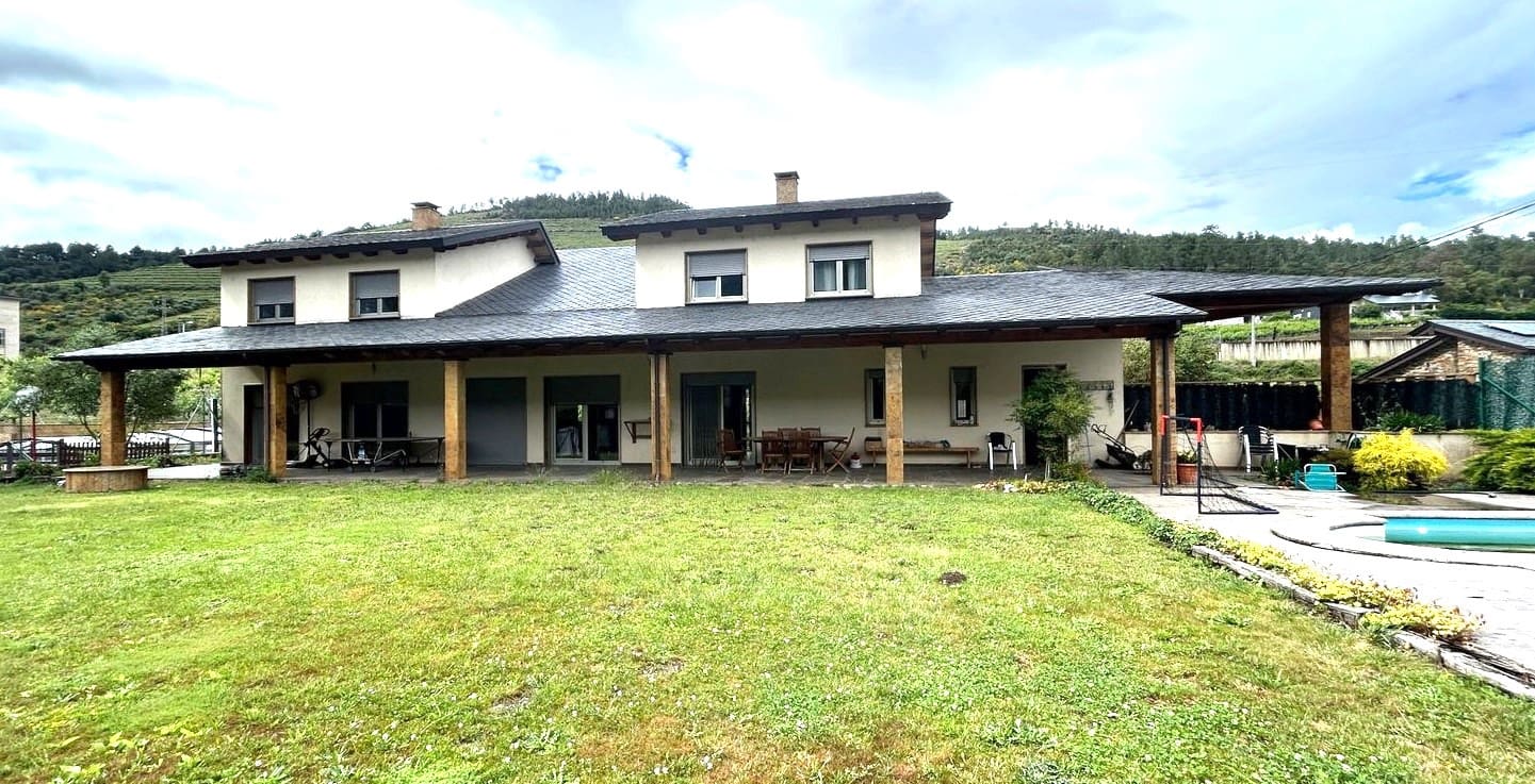 4 soveværelse Finca/Landehus til salg i O Barco de Valdeorras - € 320.000 (Ref: 9815255)