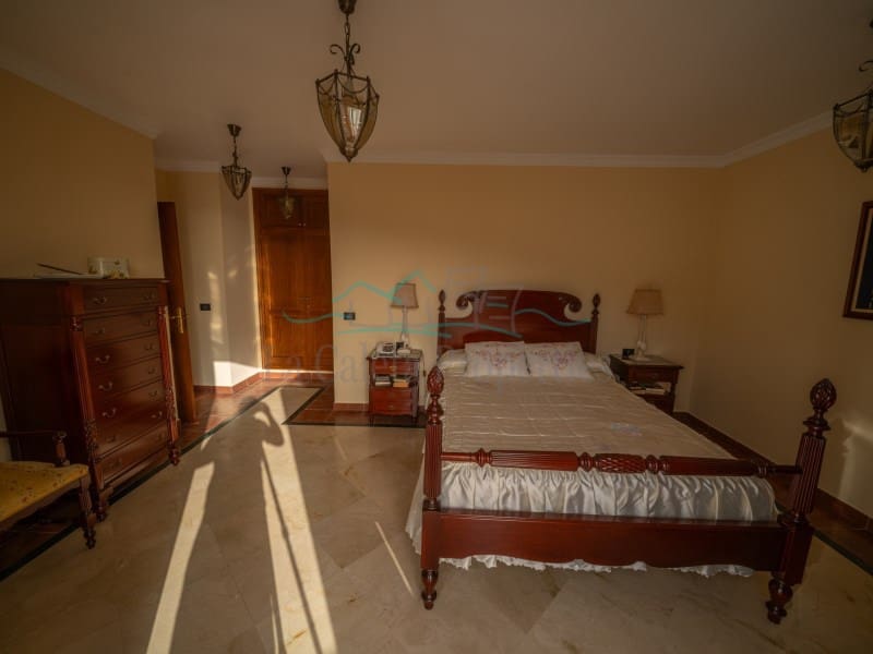 5 bedroom Villa for sale in Adeje with garage - € 1,750,000 (Ref: 10061714)