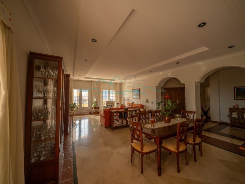 5 bedroom Villa for sale in Adeje with garage - € 1,750,000 (Ref: 10061714)