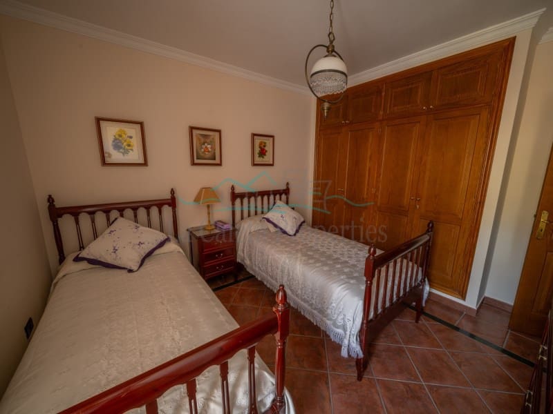 5 bedroom Villa for sale in Adeje with garage - € 1,750,000 (Ref: 10061714)