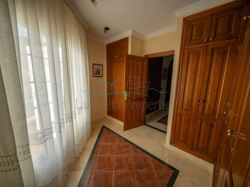 5 bedroom Villa for sale in Adeje with garage - € 1,750,000 (Ref: 10061714)