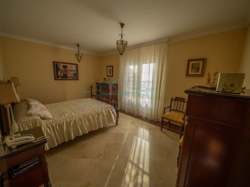 5 bedroom Villa for sale in Adeje with garage - € 1,750,000 (Ref: 10061714)