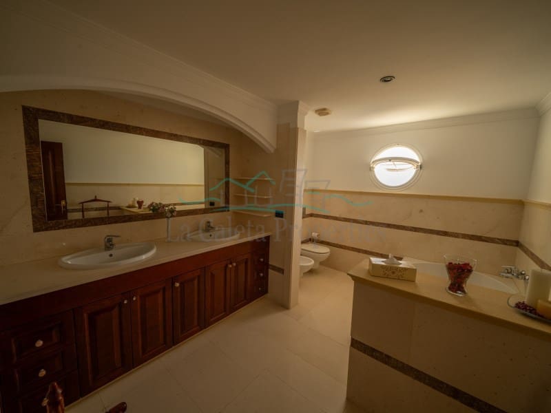 5 bedroom Villa for sale in Adeje with garage - € 1,750,000 (Ref: 10061714)