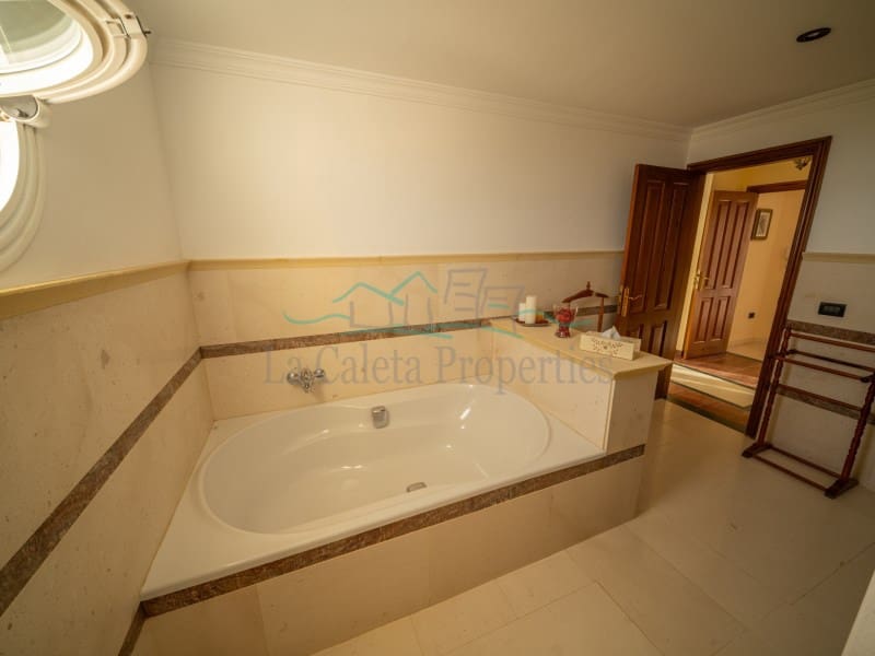 5 bedroom Villa for sale in Adeje with garage - € 1,750,000 (Ref: 10061714)