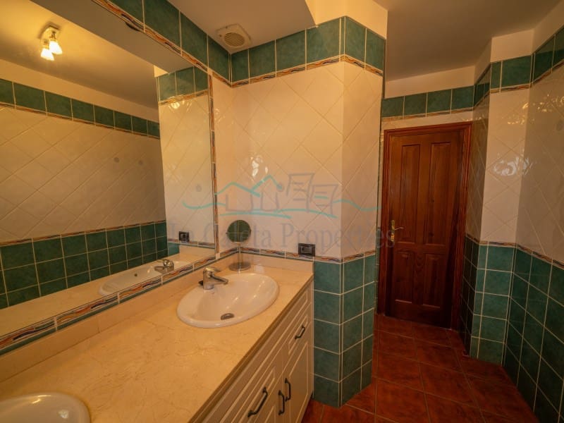 5 bedroom Villa for sale in Adeje with garage - € 1,750,000 (Ref: 10061714)