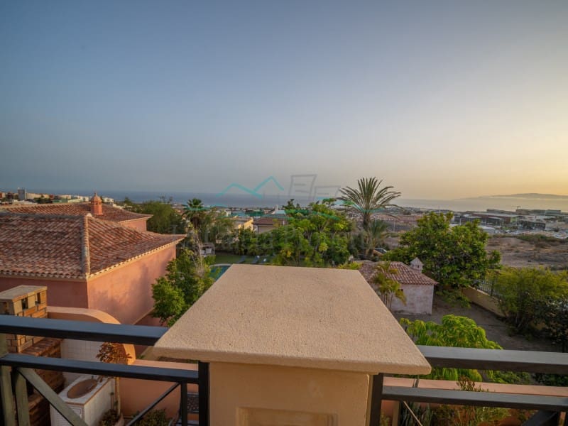 5 bedroom Villa for sale in Adeje with garage - € 1,750,000 (Ref: 10061714)