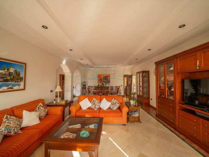 5 bedroom Villa for sale in Adeje with garage - € 1,750,000 (Ref: 10061714)