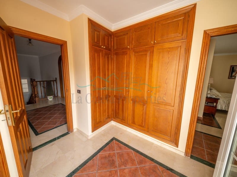 5 bedroom Villa for sale in Adeje with garage - € 1,750,000 (Ref: 10061714)