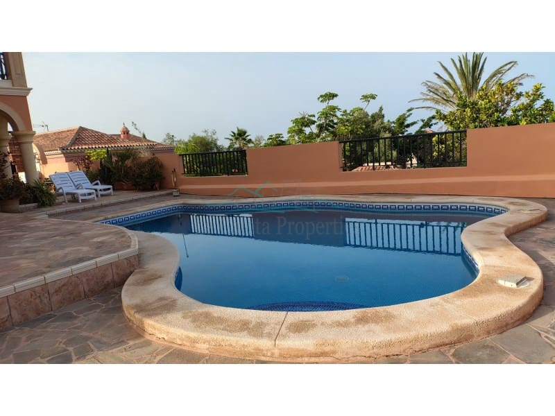 5 bedroom Villa for sale in Adeje with garage - € 1,750,000 (Ref: 10061714)