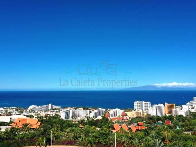 Villa for sale in Costa Adeje with garage - € 2,700,000 (Ref: 6648321)