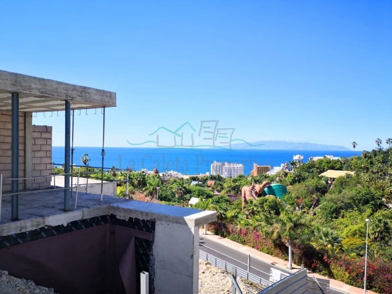 Villa for sale in Costa Adeje with garage - € 2,700,000 (Ref: 6648321)