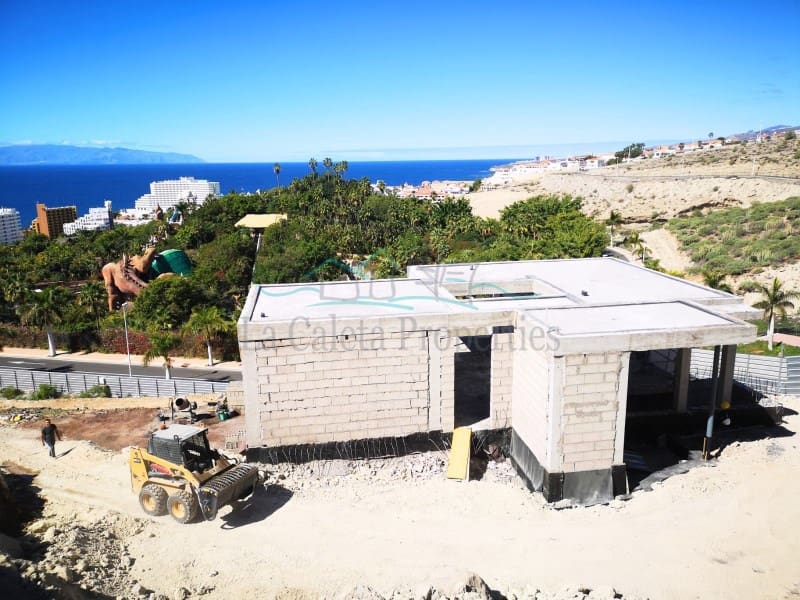 Villa for sale in Costa Adeje with garage - € 2,700,000 (Ref: 6648321)