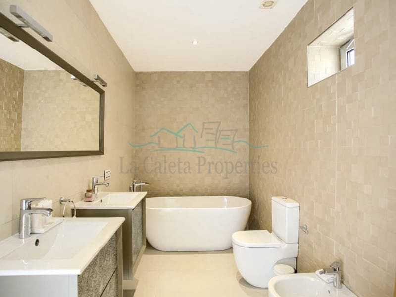 Chalet de 4 habitaciones en Costa Adeje en venta con piscina garaje - 3.600.000 € (Ref: 6829220)