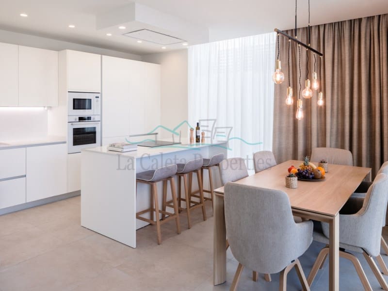 Villa til salgs i Costa Adeje med svømmebasseng garasje - € 1 913 000 (Ref: 7384483)