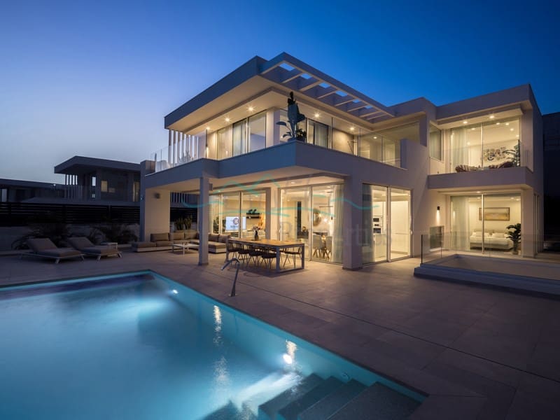 Villa til salgs i Costa Adeje med svømmebasseng garasje - € 1 913 000 (Ref: 7384483)