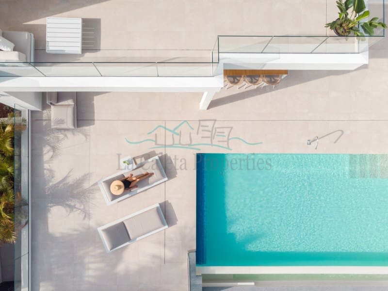 Villa til salgs i Costa Adeje med svømmebasseng garasje - € 1 913 000 (Ref: 7384483)