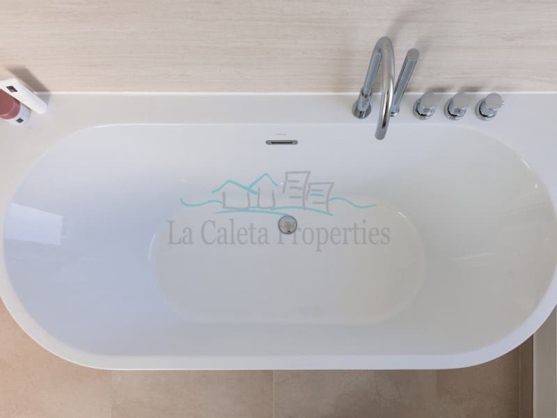 Villa til salgs i Costa Adeje med svømmebasseng garasje - € 1 913 000 (Ref: 7384483)