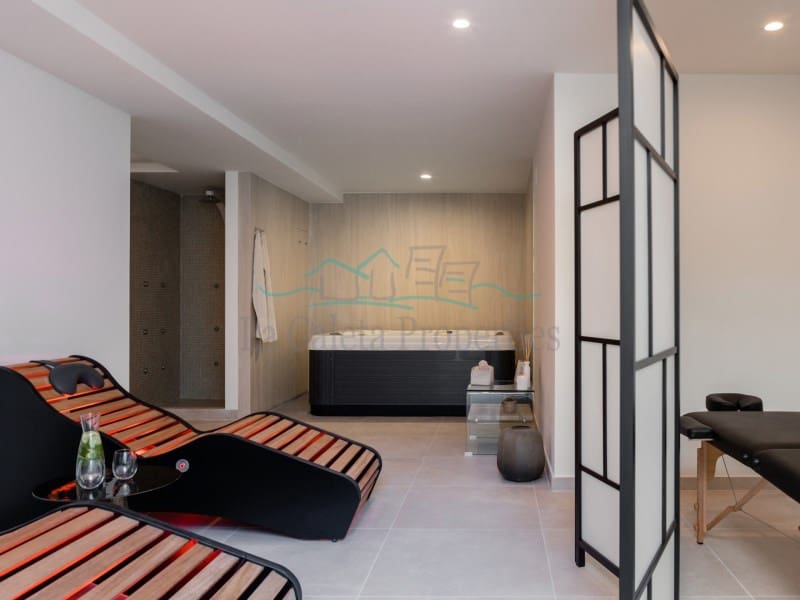 Villa til salgs i Costa Adeje med svømmebasseng garasje - € 1 913 000 (Ref: 7384483)