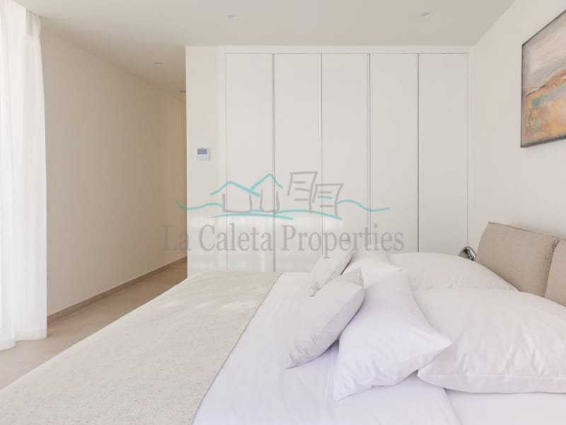 Villa til salgs i Costa Adeje med svømmebasseng garasje - € 1 913 000 (Ref: 7384483)