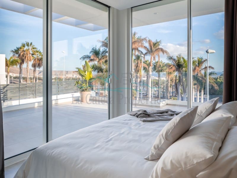 Villa til salgs i Costa Adeje med svømmebasseng garasje - € 1 913 000 (Ref: 7384483)